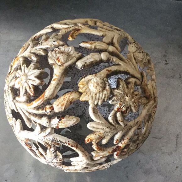 Spheres red cream floral geometric orbs classic decor timeless - Picture 6 of 10